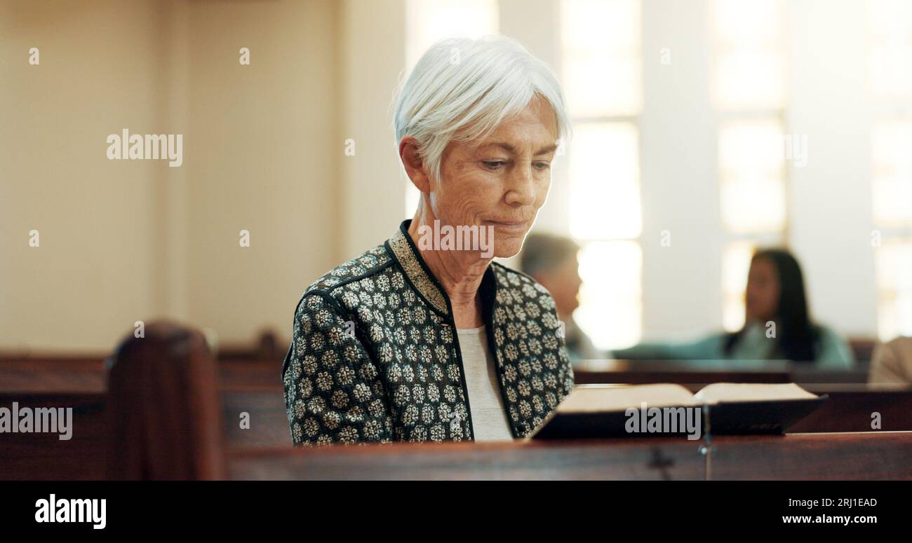 Bibbia, religione e una donna anziana in una chiesa per un sermone sulla fede o sul credo cristiano mentre si siede in una pila. Preghiera, culto o lettura con un Foto Stock