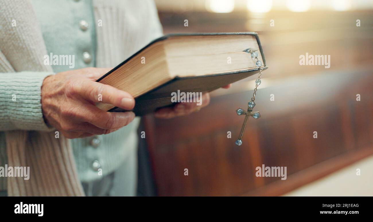 Cammina, la bibbia o le mani di una donna in chiesa pronta a adorare Dio, lo spirito santo o la religione nella cattedrale cristiana. Fede, signora spirituale o persona dentro Foto Stock