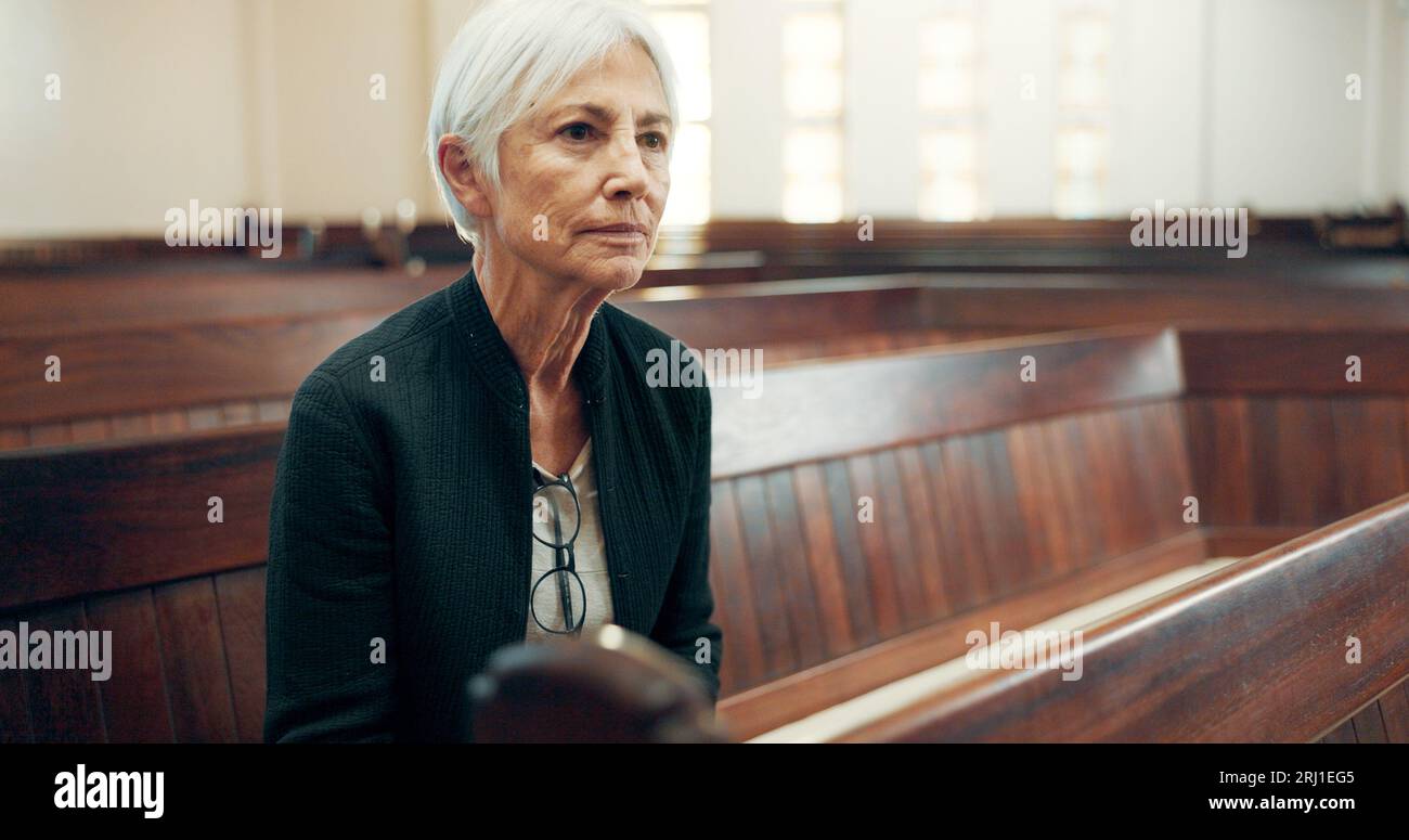 Chiesa, bibbia o donna cristiana anziana pronta ad adorare Dio, spirito santo o religione solo nella cattedrale. Fede, signora spirituale matura o anziana Foto Stock