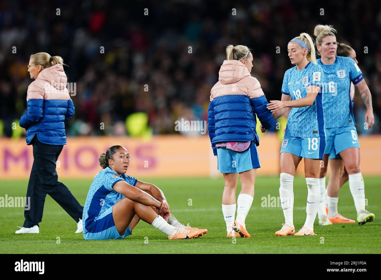 L'inglese Lauren James (seconda da sinistra) sembra degettata dopo la sconfitta nella finale della Coppa del mondo femminile FIFA allo Stadium Australia, Sydney. Data foto: Domenica 20 agosto 2023. Foto Stock
