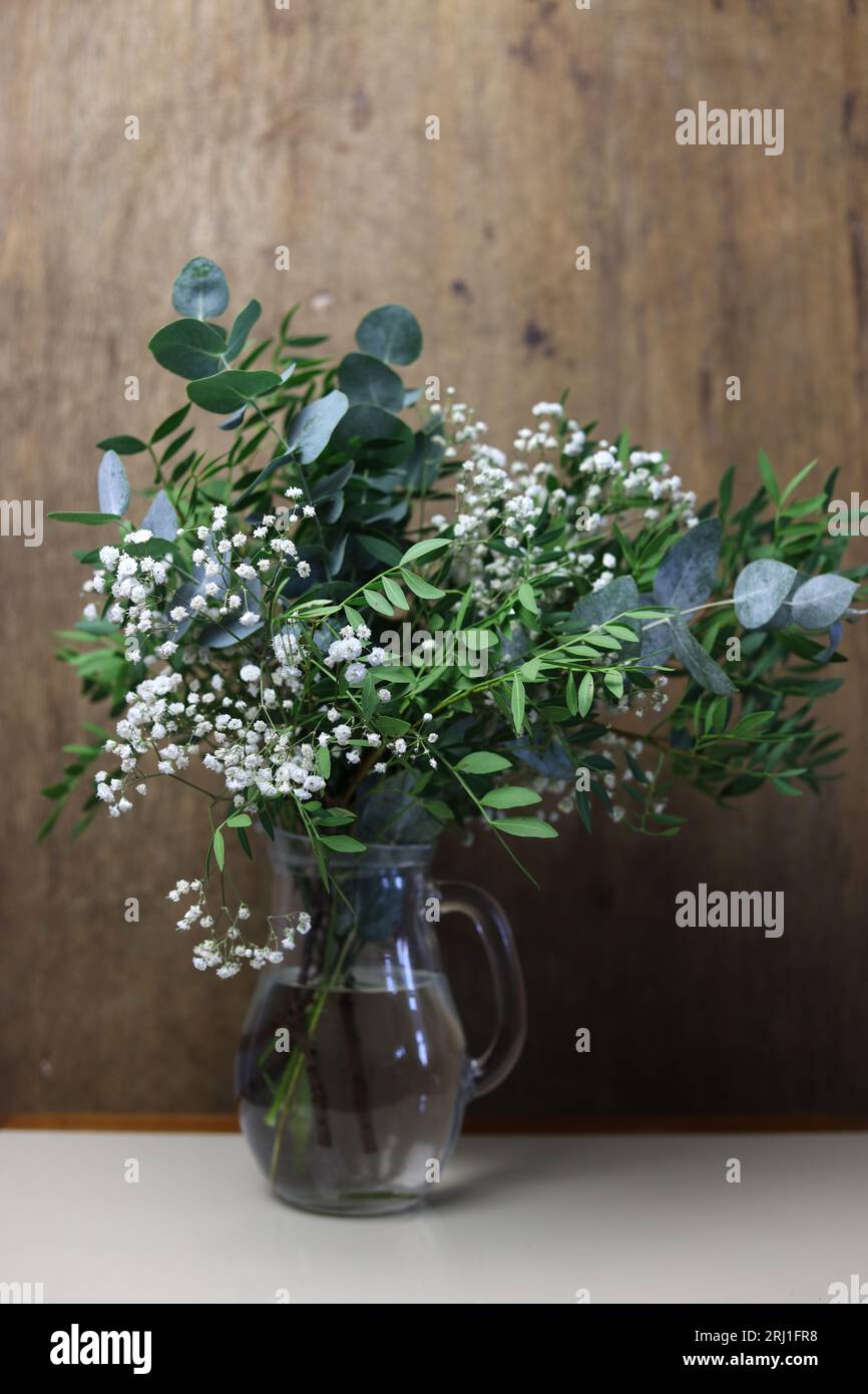 bouquet di fiori nuziali in vaso di vetro trasparente Foto Stock