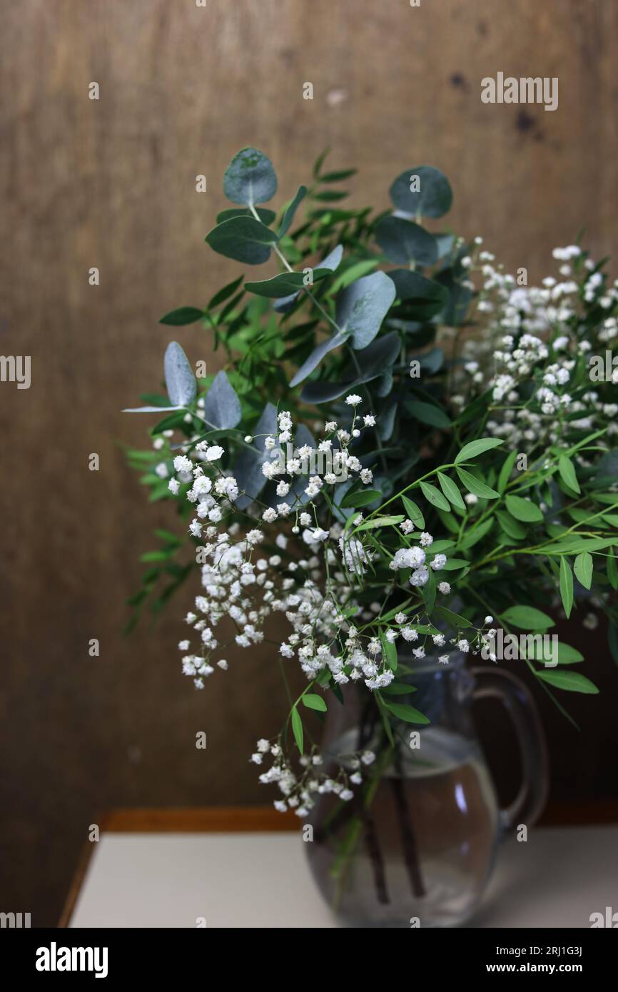 bouquet di fiori nuziali in vaso di vetro trasparente Foto Stock