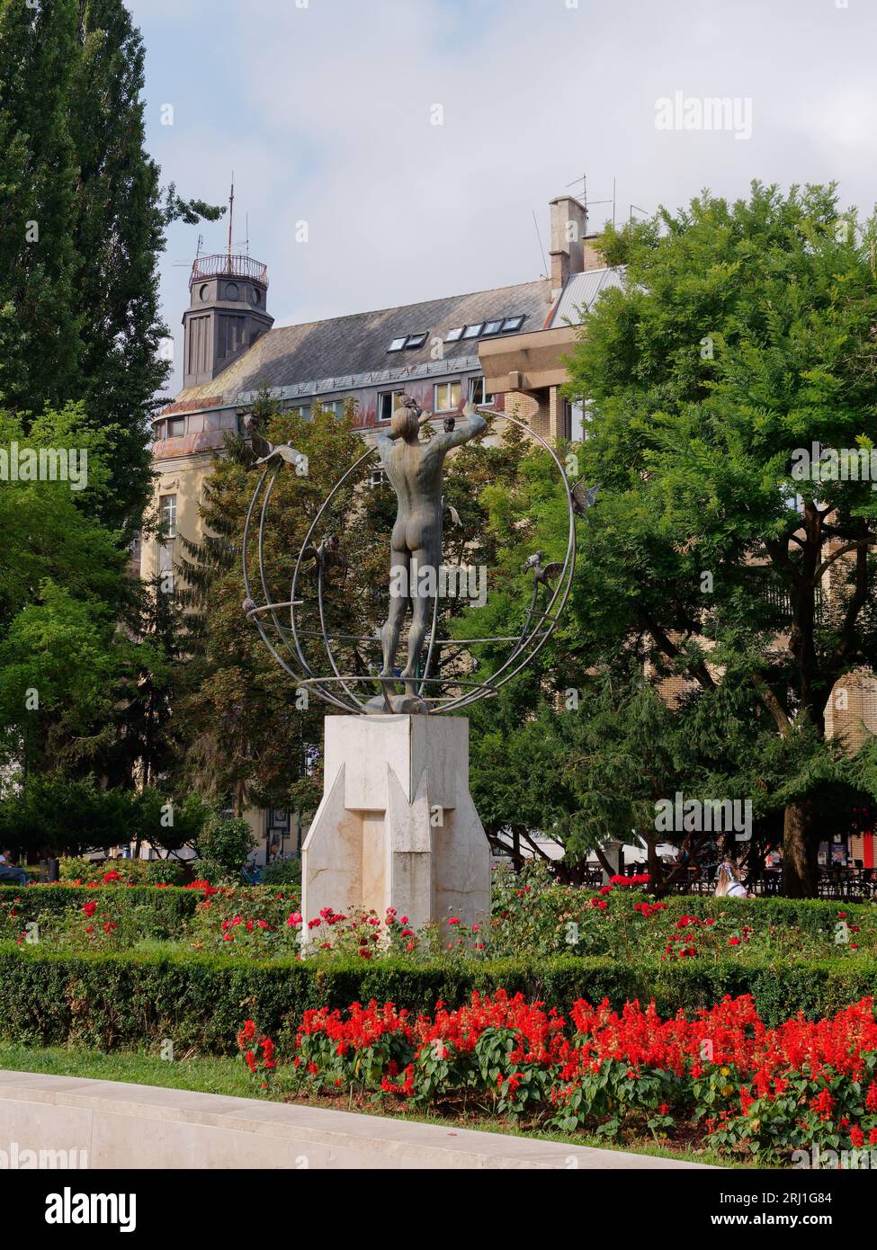 Piazza della Liberazione e Monumento all'uomo multietnico o multiculturale, Sarajevo, Bosnia ed Erzegovina, 19 agosto 2023. Foto Stock