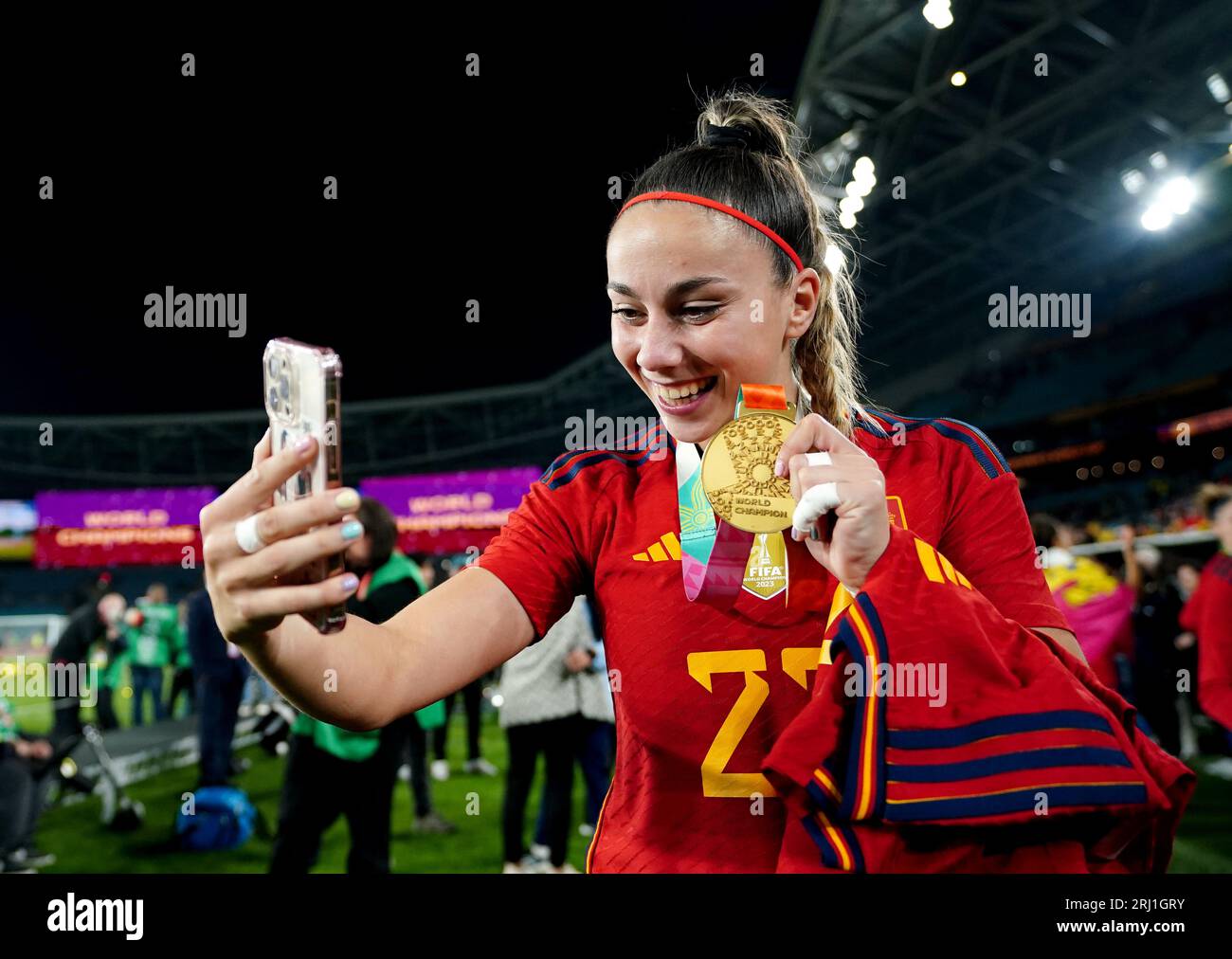 La spagnola Athenea del Castillo si pone con la sua medaglia dopo aver vinto la finale della Coppa del mondo femminile FIFA allo Stadium Australia di Sydney. Data foto: Domenica 20 agosto 2023. Foto Stock