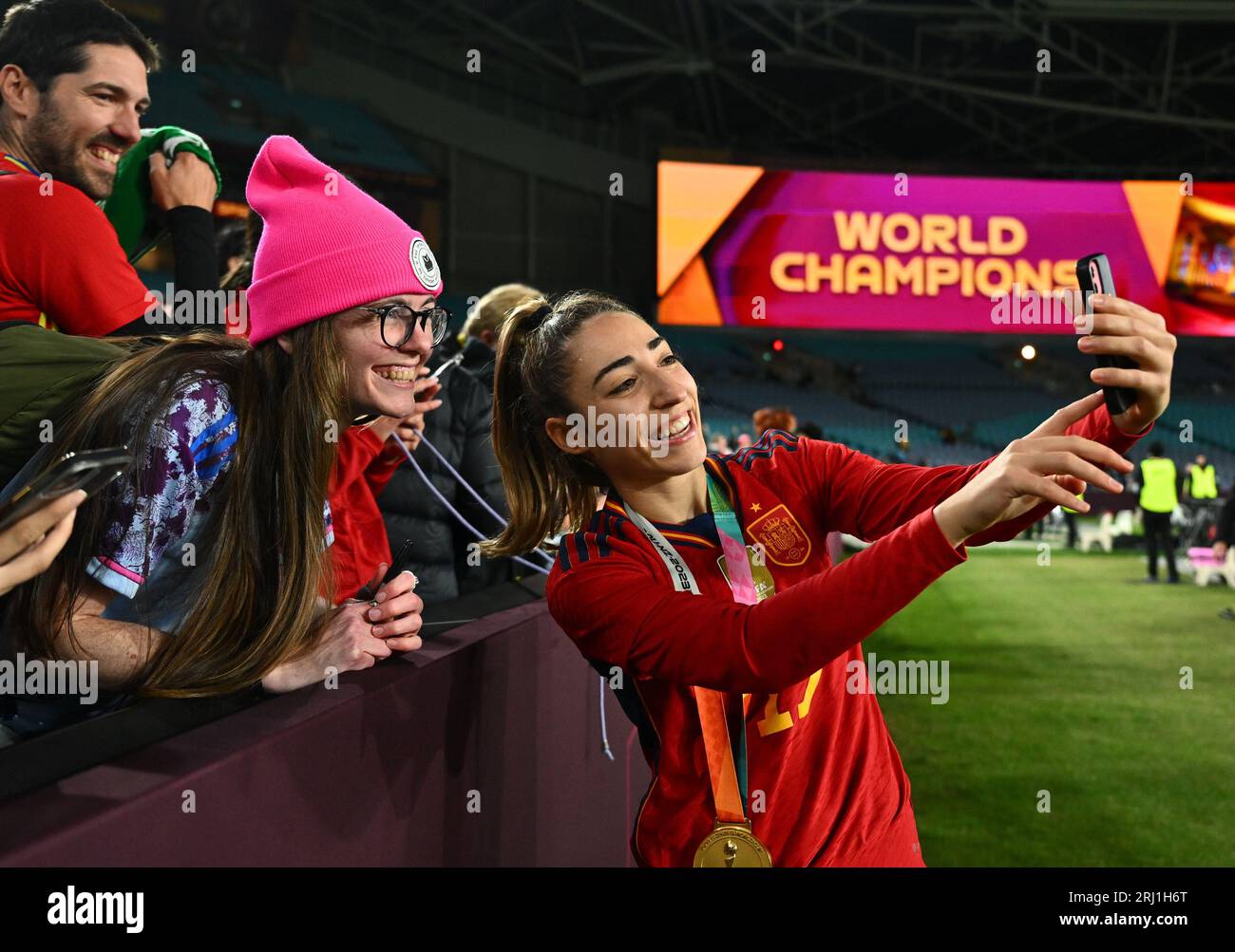 Sydney, Australia. 20 agosto 2023. La spagnola Olga Carmona (R) festeggia con le tifosi durante la cerimonia di premiazione della Coppa del mondo femminile 2023 a Sydney, Australia, 20 agosto 2023. Crediti: Li Yibo/Xinhua/Alamy Live News Foto Stock