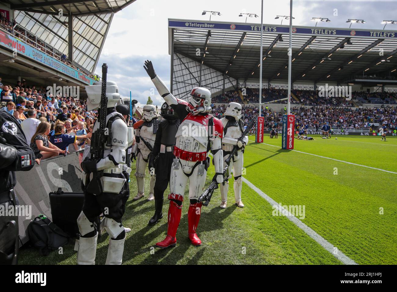 Leeds, Regno Unito. 20 agosto 2023. I personaggi di Star Wars offrono intrattenimento in vista della partita di Betfred Super League Round 22 Leeds Rhinos vs Warrington Wolves all'Headingley Stadium, Leeds, Regno Unito, 20 agosto 2023 (foto di James Heaton/News Images) a Leeds, Regno Unito il 20 agosto 2023. (Foto di James Heaton/News Images/Sipa USA) credito: SIPA USA/Alamy Live News Foto Stock