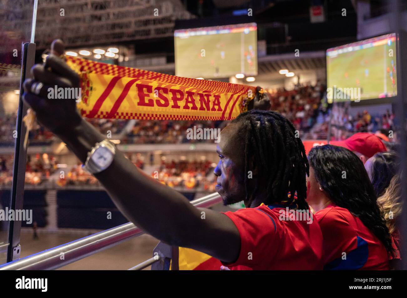 Madrid, Spagna. 20 agosto 2023. I tifosi della squadra di calcio spagnola femminile guardano su un grande schermo al WiZink Center Stadium, la partita finale della Coppa del mondo femminile FIFA 2023 tra Inghilterra e Spagna. La Spagna ha battuto l'Inghilterra 1-0 nella partita finale tenutasi a Sydney, in Australia, conquistando il titolo di campioni del mondo. Crediti: Marcos del Mazo/Alamy Live News Foto Stock