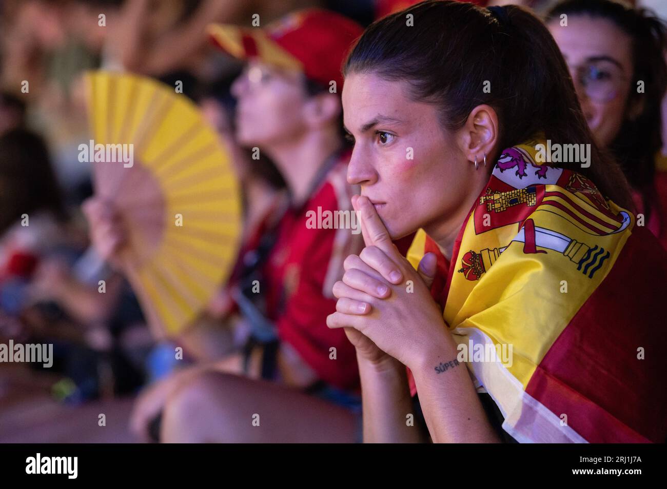Madrid, Spagna. 20 agosto 2023. I tifosi della squadra di calcio spagnola femminile guardano su un grande schermo al WiZink Center Stadium, la partita finale della Coppa del mondo femminile FIFA 2023 tra Inghilterra e Spagna. La Spagna ha battuto l'Inghilterra 1-0 nella partita finale tenutasi a Sydney, in Australia, conquistando il titolo di campioni del mondo. Crediti: Marcos del Mazo/Alamy Live News Foto Stock