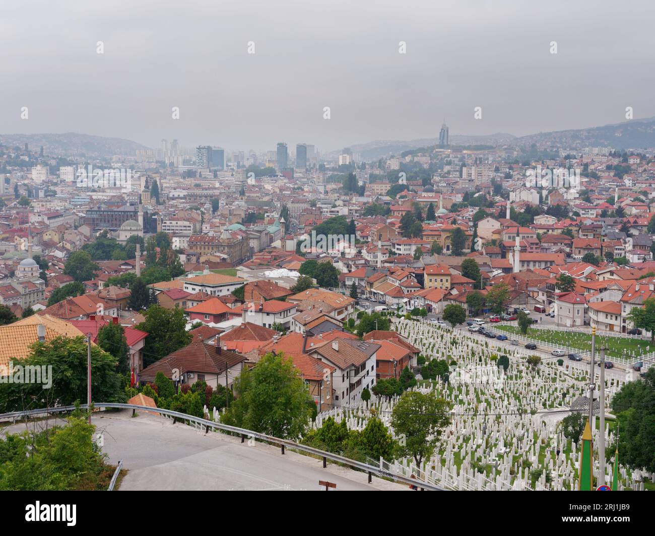 Vista dalla Fortezza gialla sulla città di Sarajevo, Bosnia ed Erzegovina, 19 agosto 2023. Grande cimitero in primo piano a destra Foto Stock