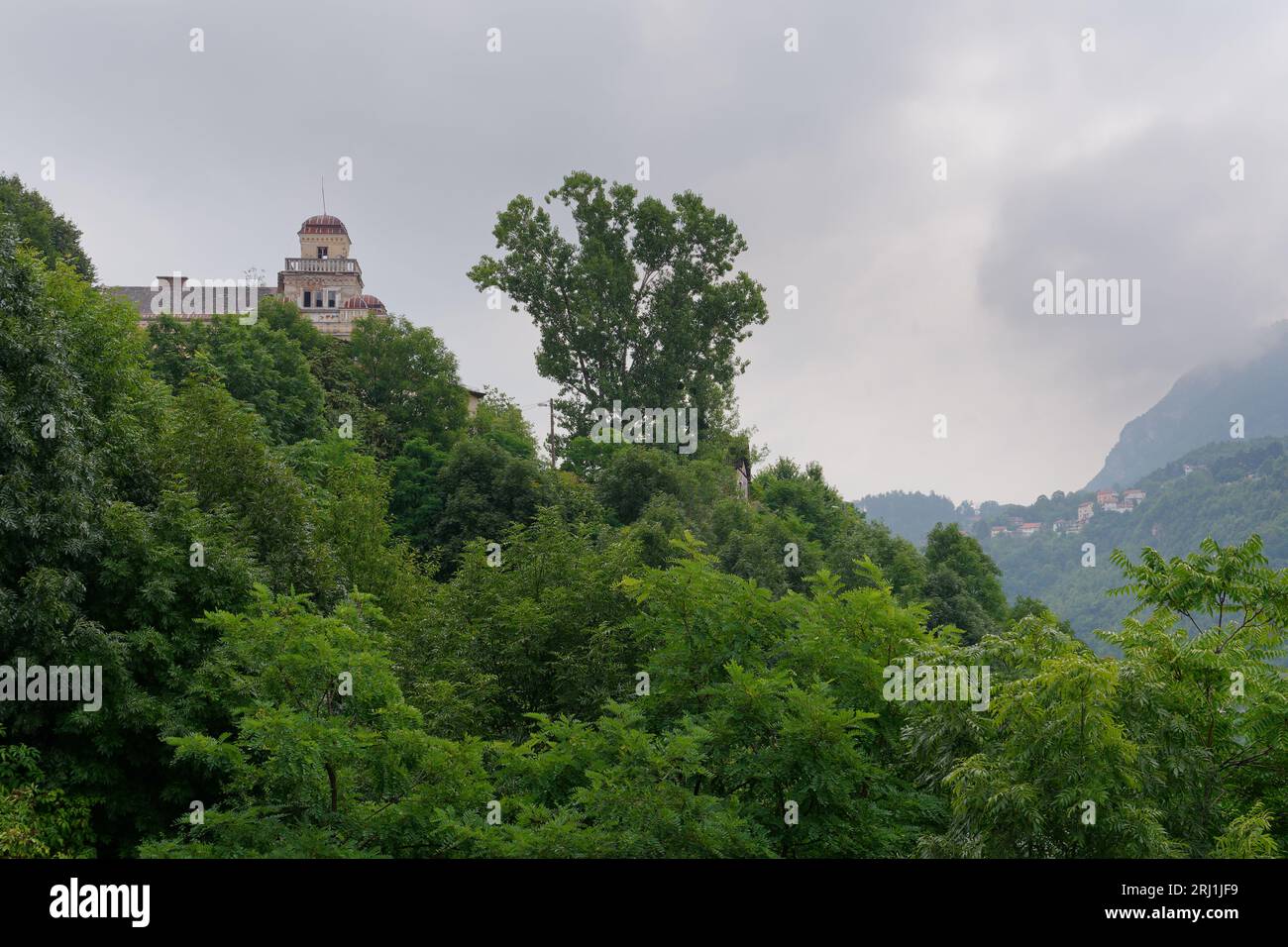 Vista dalla Fortezza gialla sui villaggi collinari che circondano Sarajevo, Bosnia ed Erzegovina, 19 agosto 2023. Foto Stock
