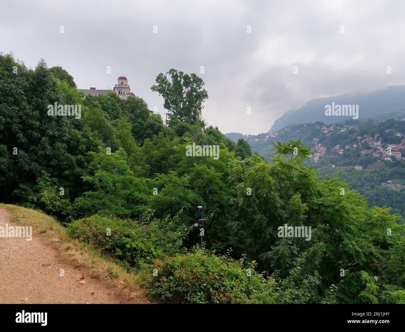 Vista dalla Fortezza gialla sui villaggi collinari che circondano Sarajevo, Bosnia ed Erzegovina, 19 agosto 2023. Foto Stock