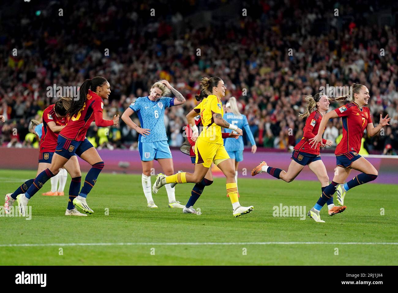 L'Inghilterra Millie Bright sembra smentita mentre i giocatori spagnoli festeggiano al fischio finale dopo la finale della Coppa del mondo femminile FIFA allo Stadium Australia di Sydney. Data foto: Domenica 20 agosto 2023. Foto Stock