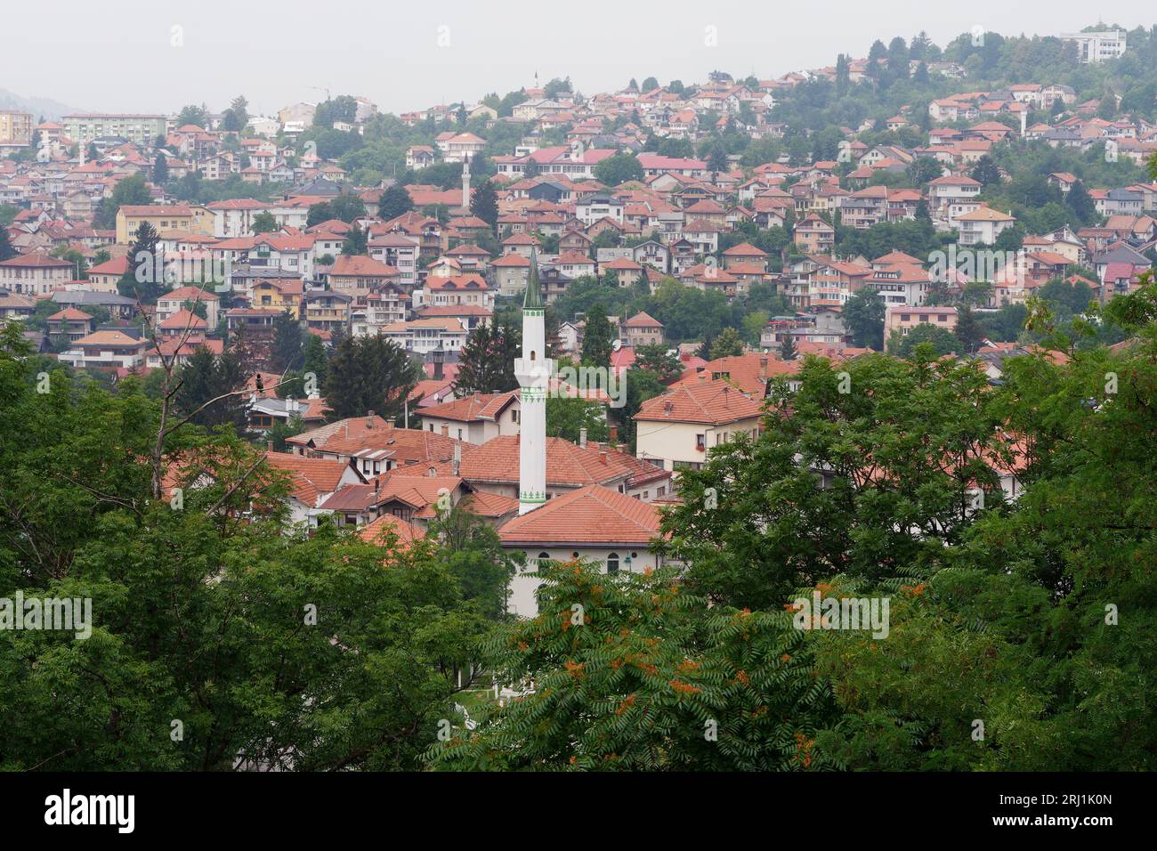 Vista dalla Fortezza gialla sulla città di Sarajevo con minareti che dominano la collina, Bosnia ed Erzegovina, 19 agosto 2023. Foto Stock