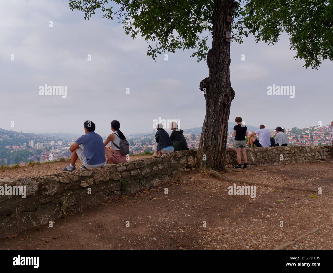 Persone che si godono la vista dalla Fortezza gialla sulla città di Sarajevo, Bosnia ed Erzegovina, 19 agosto 2023. Foto Stock