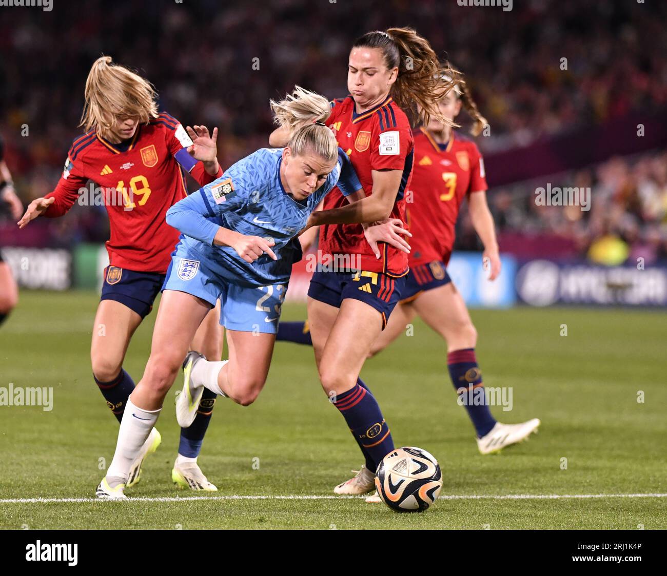 Sydney, Australia. 20 agosto 2023. L'inglese Alessia Russo dribbling davanti alla spagnola Irene Paredes durante la finale della Coppa del mondo femminile FIFA 2023 allo Stadium Australia di Sydney, Australia credito: Kleber Osorio/ Alamy Live News Foto Stock