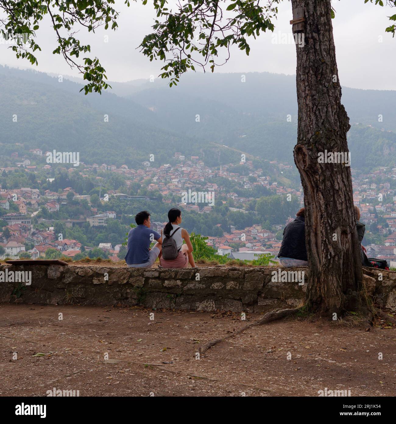 Persone che si godono la vista dalla Fortezza gialla sulla città di Sarajevo, Bosnia ed Erzegovina, 19 agosto 2023. Foto Stock