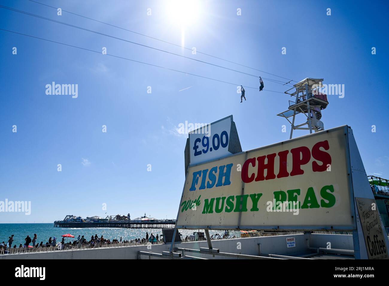 Brighton Regno Unito 20 agosto 2023 - la folla si gode il caldo sole sulla spiaggia e sul lungomare di Brighton mentre la costa meridionale si gode il primo bel weekend per un po': Credit Simon Dack / Alamy Live News Foto Stock