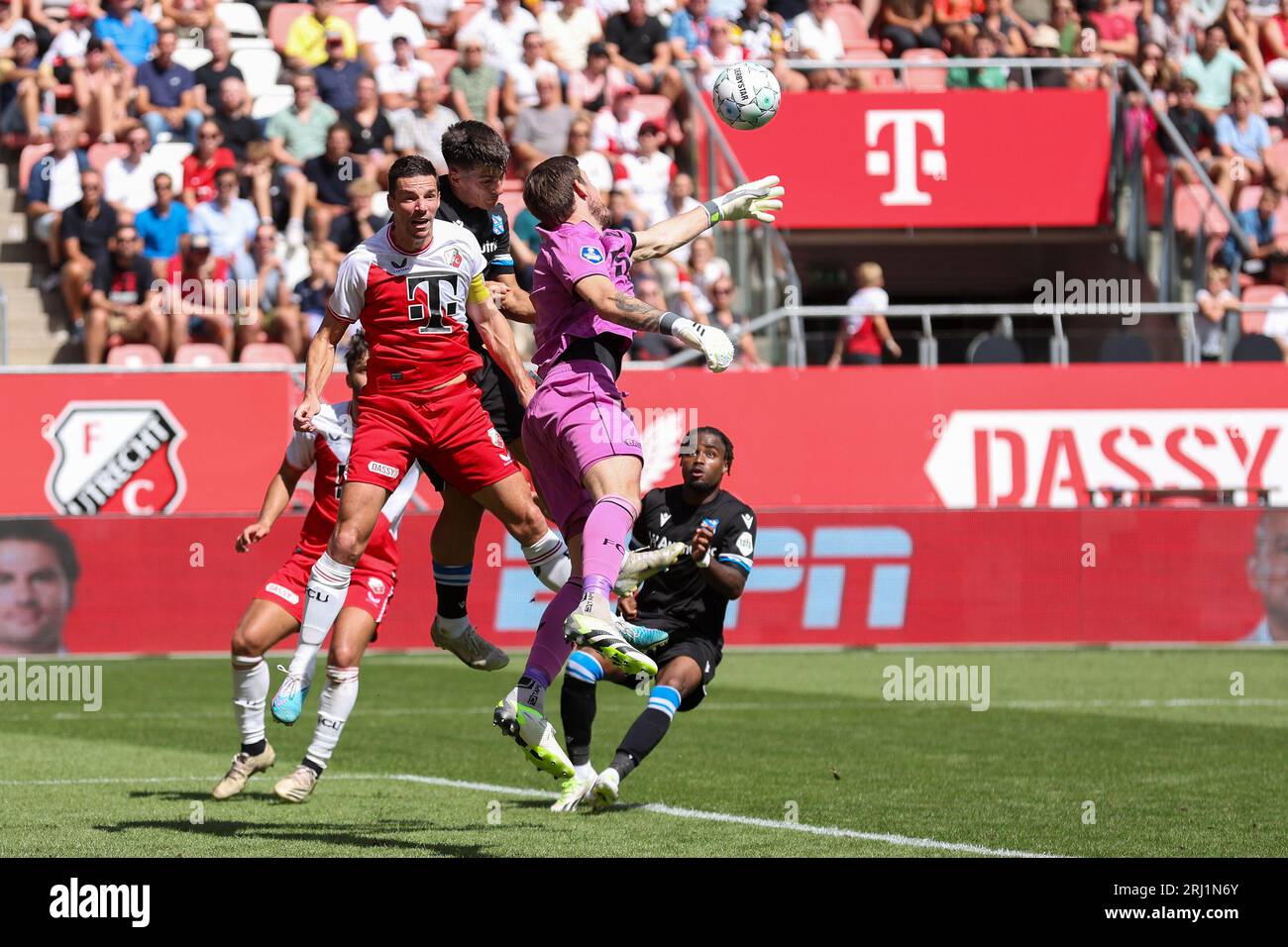 Utrecht, Paesi Bassi. 20 agosto 2023. UTRECHT, PAESI BASSI - 20 AGOSTO: Nick Viergever dell'FC Utrecht, il portiere Vasilis Barkas dell'FC Utrecht sta salvando, Ion Nicolaescu dell'SC Heerenveen, Ch Nunnely dell'SC Heerenveen durante il match olandese Eredivisie tra FC Utrecht e SC Heerenveen allo Stadion Galgenwaard il 20 agosto 2023 a Utrecht, Paesi Bassi. (Foto di /Orange Pictures) credito: Orange Pics BV/Alamy Live News Foto Stock