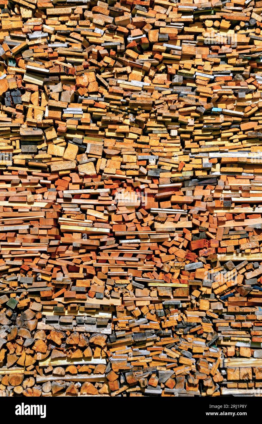 mucchio di legna da fuoco realizzato con pannelli e strisce di legno tagliati Foto Stock