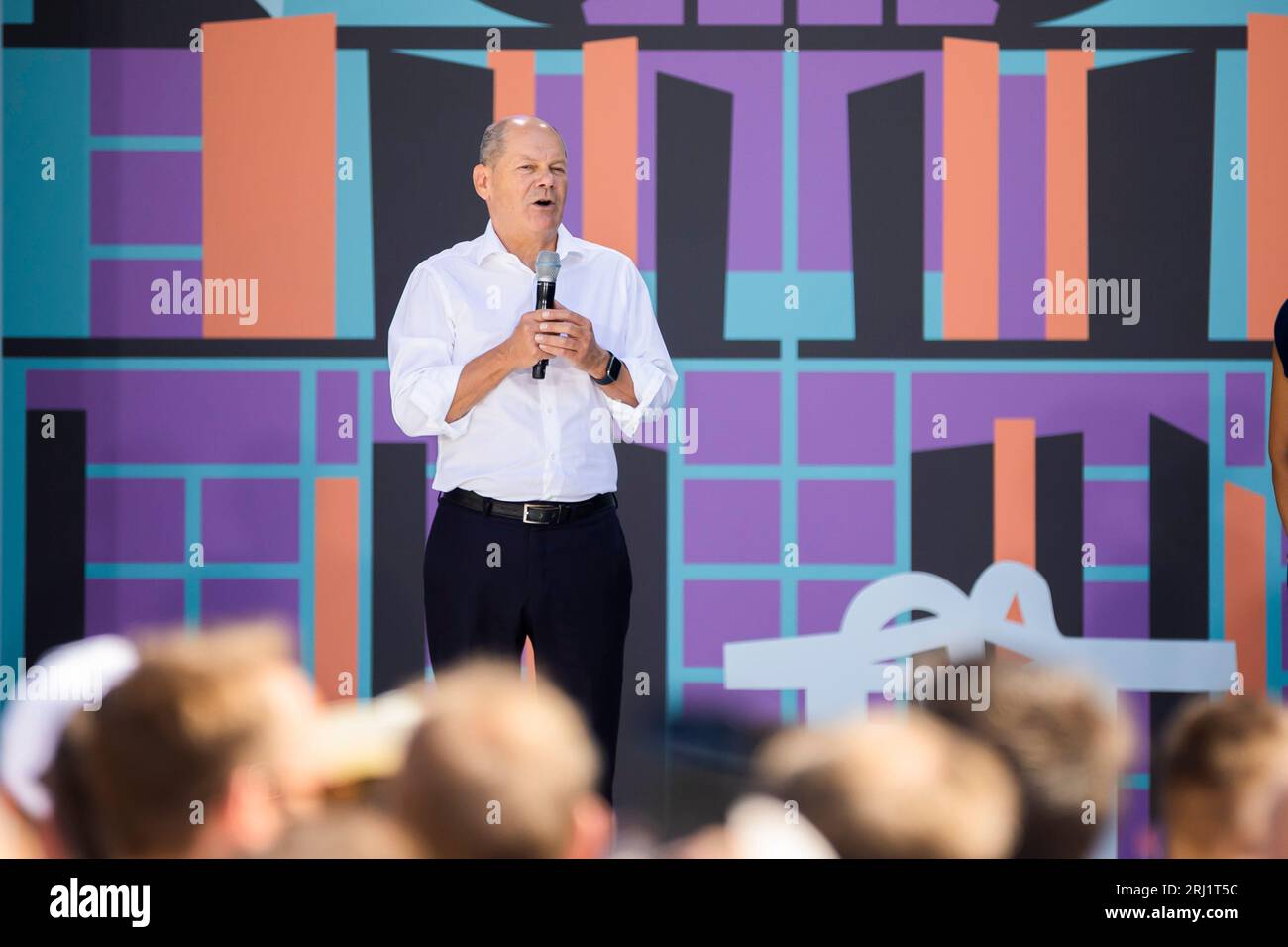 20 agosto 2023, Berlín;: Cancelliere tedesco Olaf Scholz durante la giornata di apertura del governo tedesco su un palco allestito di fronte all'edificio della Cancelleria a Berlino. Foto: Christoph Soeder/dpa Foto Stock