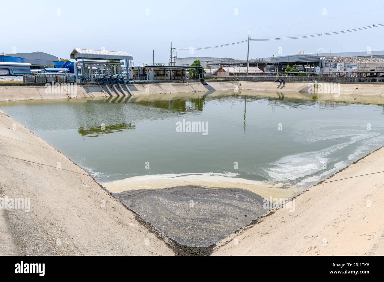 chiarificatore per acque reflue prima di essere utilizzato per il trattamento delle acque reflue negli impianti industriali. concetto di scienza ambientale e riutilizzo delle acque reflue Foto Stock