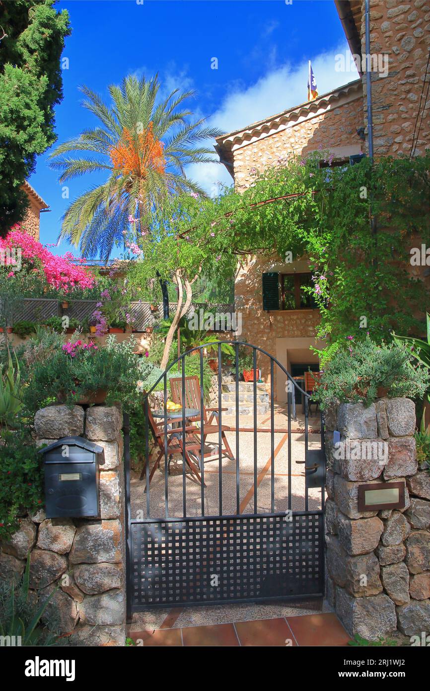 La foto è stata scattata sull'isola di Palma di Maiorca, nella città di Porto Cristo. La foto mostra l'ingresso a una villa locale accogliente. Foto Stock
