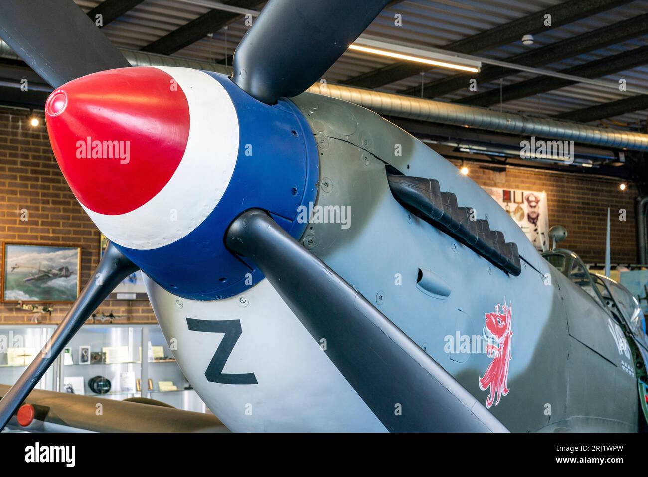 RAF Spitfire XVI in mostra all'interno dello Spitfire Memorial Museum presso l'ex RAF Manston Airfield nel Kent. Primo piano dell'elica e dello scarico del motore. Foto Stock