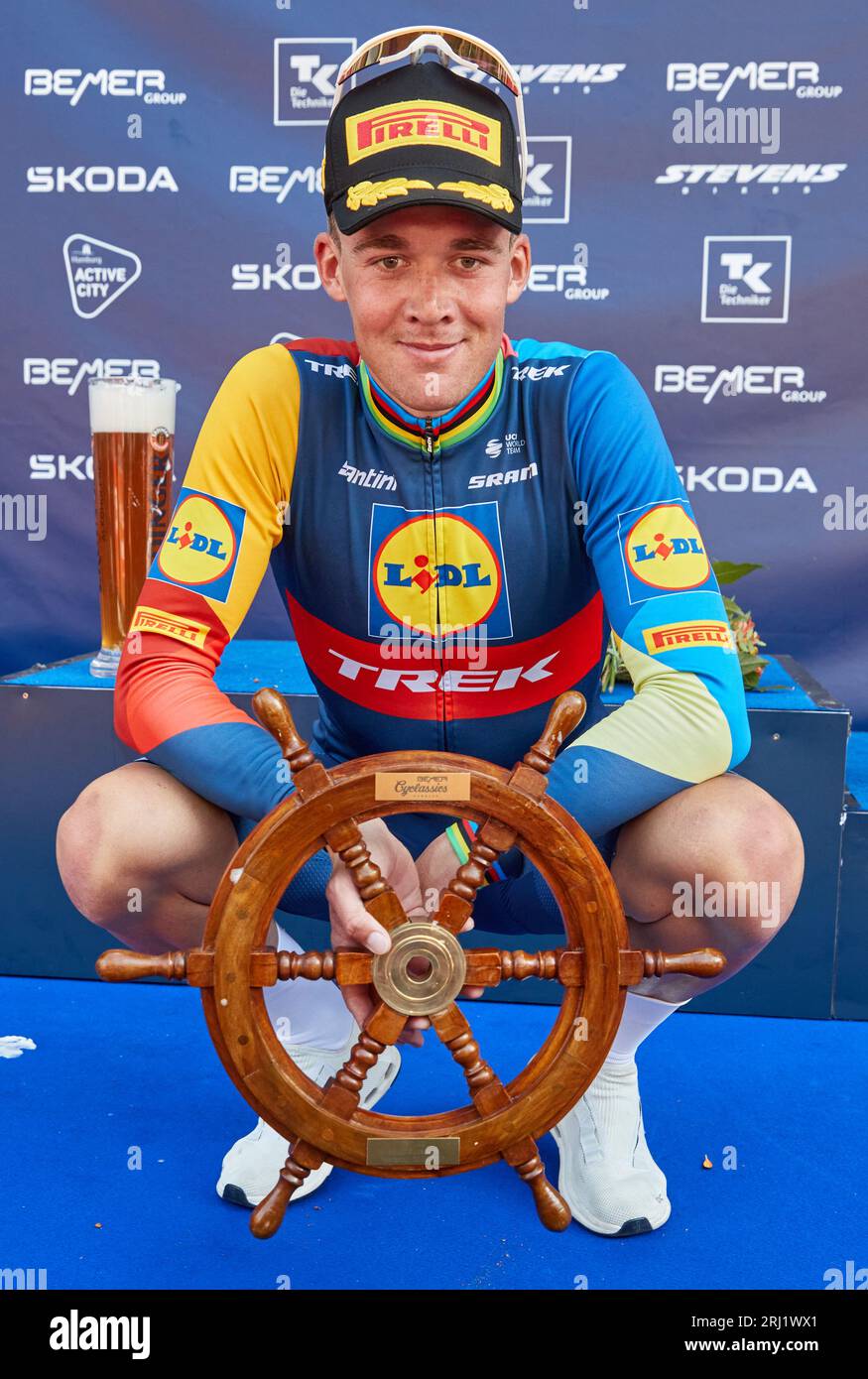 Amburgo, Germania. 20 agosto 2023. Ciclismo: UCI WorldTour - Cyclassics, men. Primo classificato Mads Pedersen dalla Danimarca del Team Lidl-Trek si erge davanti al podio dopo la cerimonia di premiazione. Crediti: Georg Wendt/dpa/Alamy Live News Foto Stock