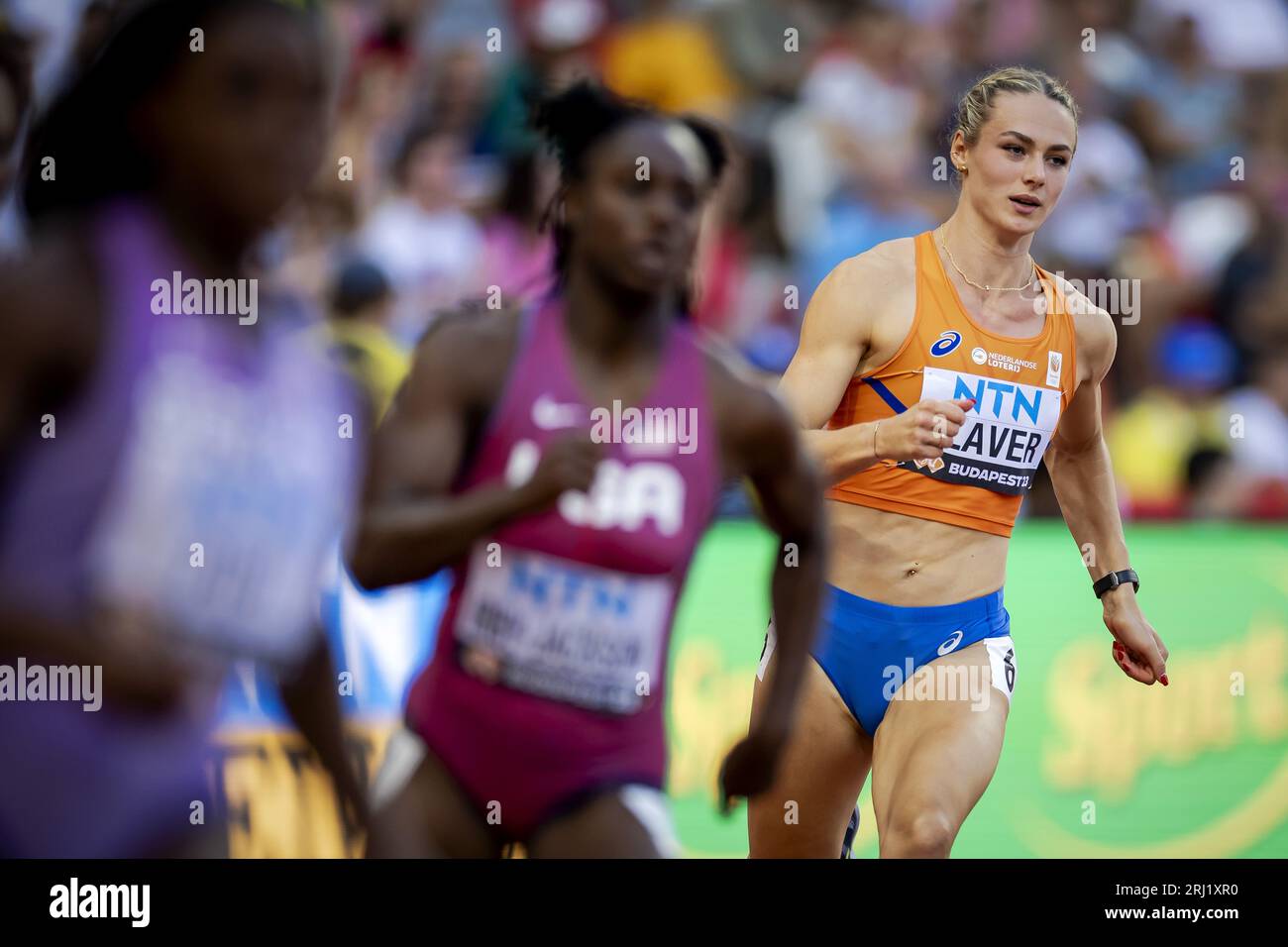 BUDAPEST - Lieke Klaver in azione sui 400 metri durante la seconda giornata dei Campionati mondiali di atletica leggera. ANP ROBIN VAN LONKHUIJSEN Foto Stock