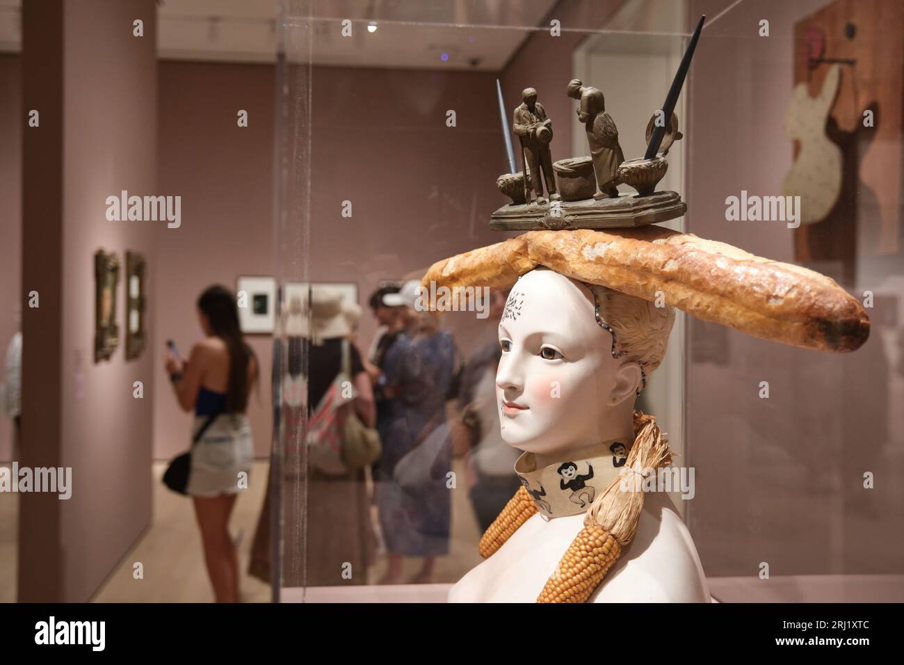 Persone che guardano il busto retrospettivo di una donna con una baguette di Salvador Dali MOMA NYC New York City Foto Stock