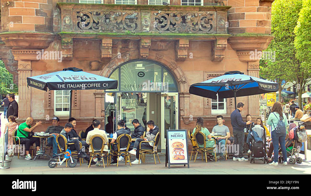 Glasgow, Scozia, Regno Unito. 20 agosto 2023. Tempo nel Regno Unito: Soleggiato ex ufficio della metropolitana in piazza st enoch ora una caffetteria nero in città ha visto gente del posto e turisti sulle strade della città. Credit Gerard Ferry/Alamy Live News Foto Stock