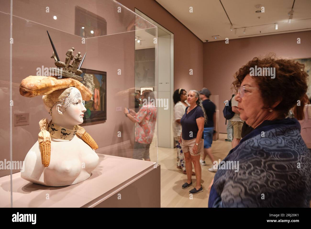Persone che guardano il busto retrospettivo di una donna con una baguette di Salvador Dali MOMA NYC New York City Foto Stock