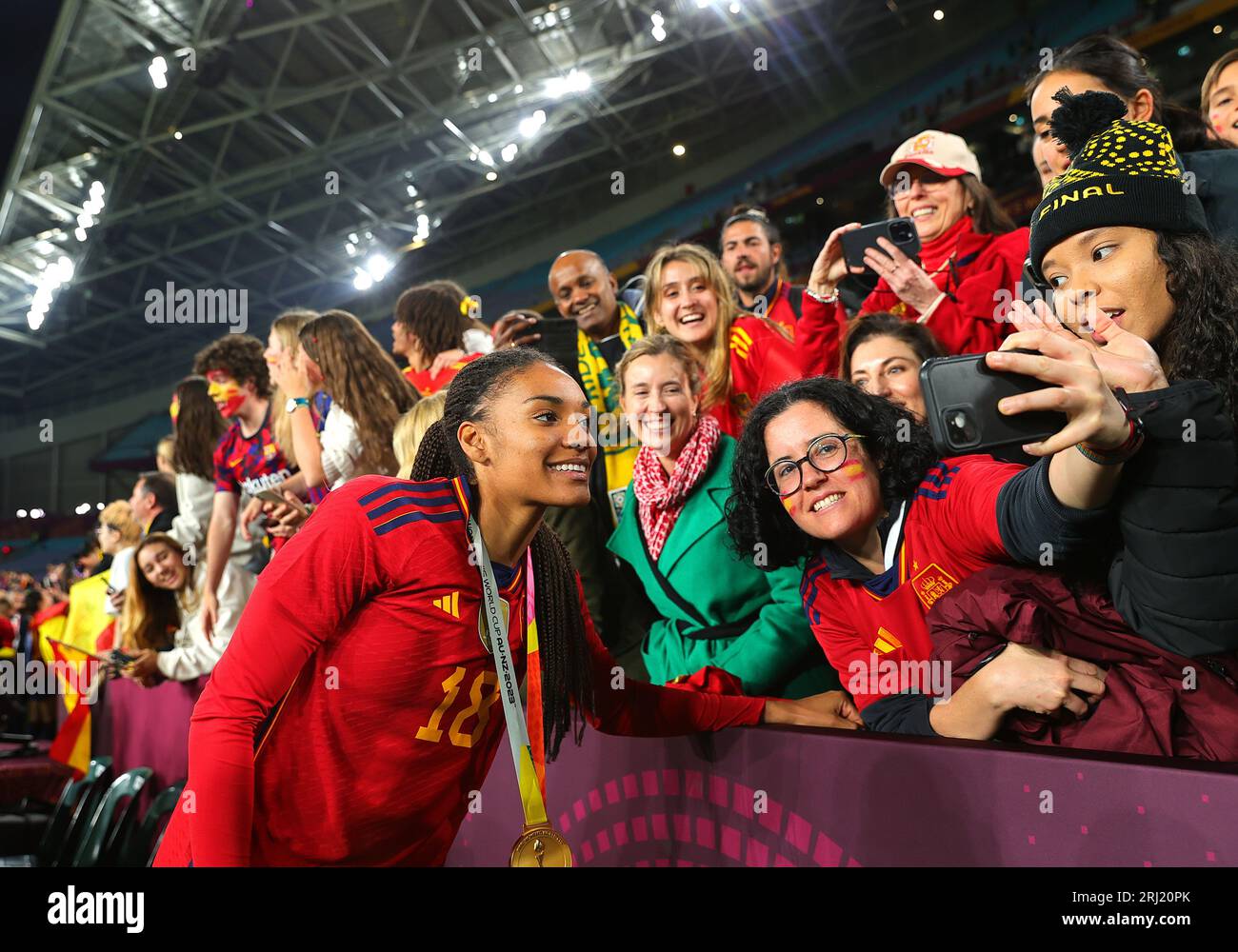 Sydney, Australia. 20 agosto 2023. La spagnola Salma Paralluelo celebra con le tifosi dopo la cerimonia di premiazione della Coppa del mondo femminile 2023 a Sydney, Australia, 20 agosto 2023. Crediti: Ding Xu/Xinhua/Alamy Live News Foto Stock