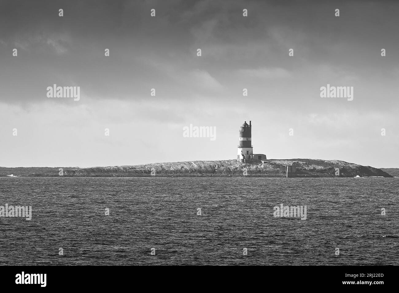 Foto in bianco e nero della remota Torre in ghisa del faro Storholmen, situata su Un piccolo Skerry nel Mare di Norvegia. 3 maggio 2023. Foto Stock