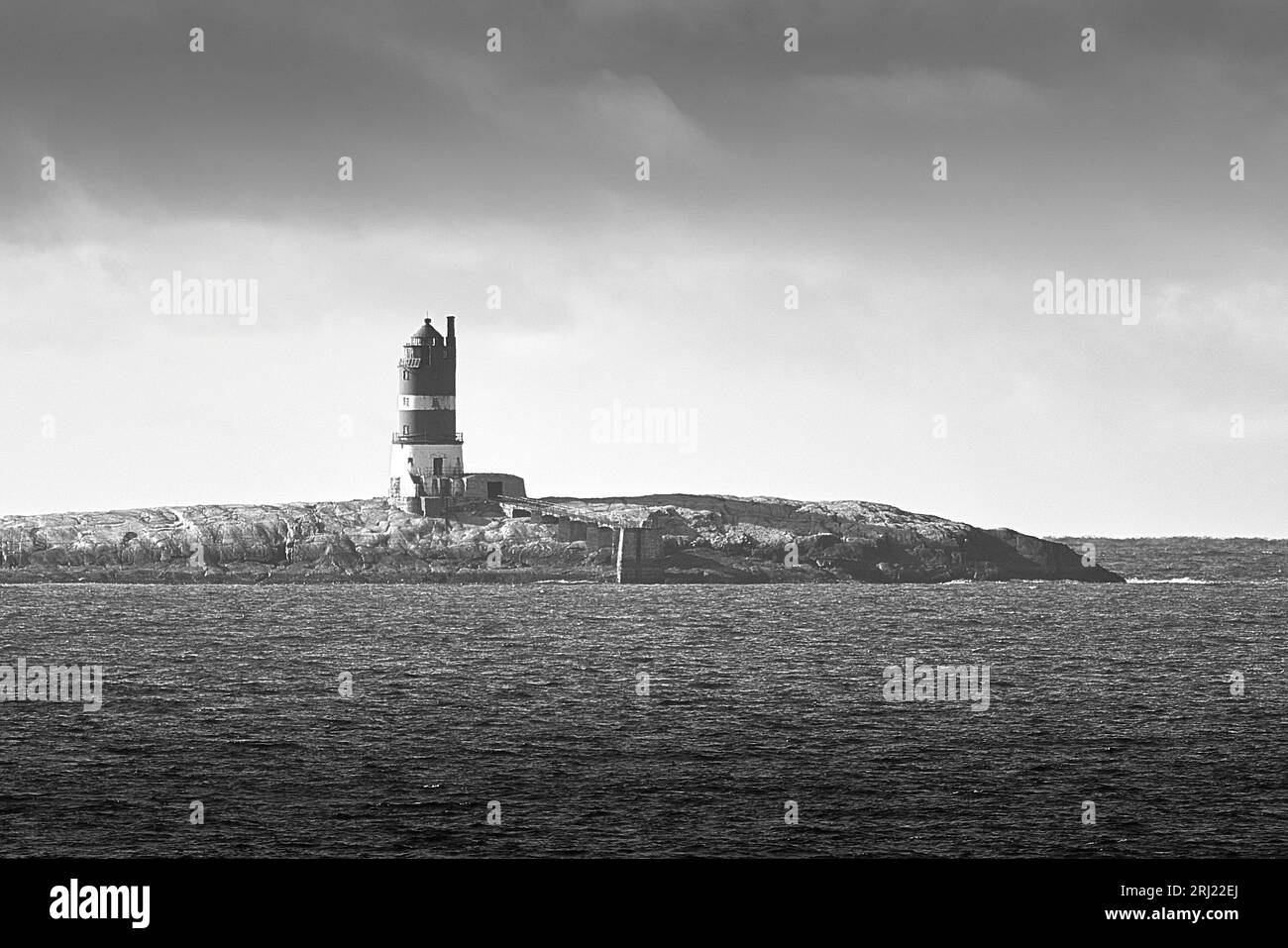 Foto in bianco e nero della remota Torre in ghisa del faro Storholmen, situata su Un piccolo Skerry nel Mare di Norvegia. 3 maggio 2023. Foto Stock