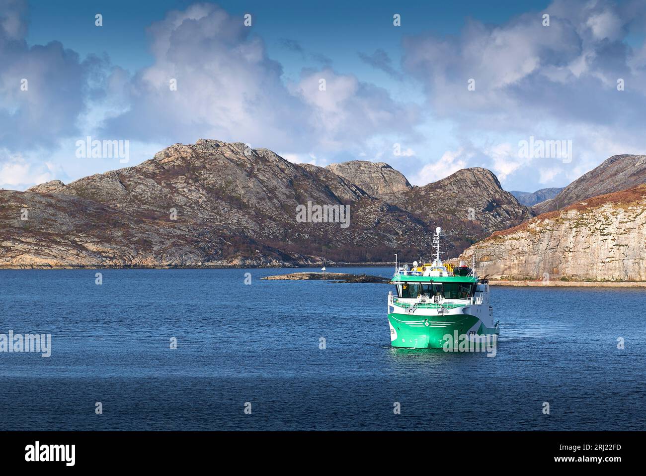 L'imbarcazione da lavoro del gruppo FSV MULTI EXPLORER che fuma lungo la costa norvegese. Norvegia 3 maggio 2023 Foto Stock