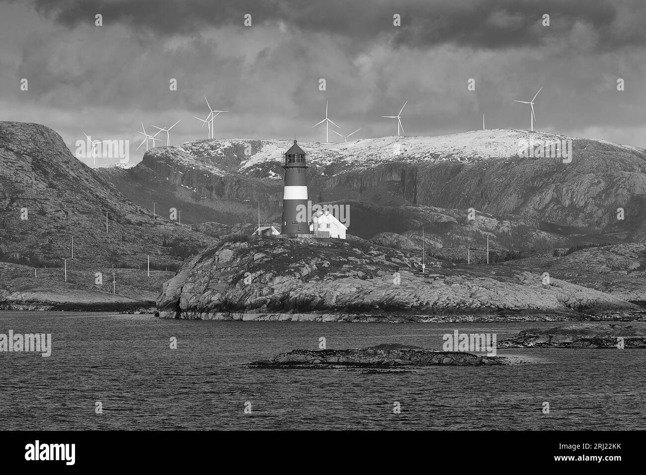 Foto in bianco e nero del faro di Buholmråsa in ghisa di 23,5 m, costruito nel 1917, si trova a Svesfjorden, Norvegia. 3 maggio 2023 Foto Stock
