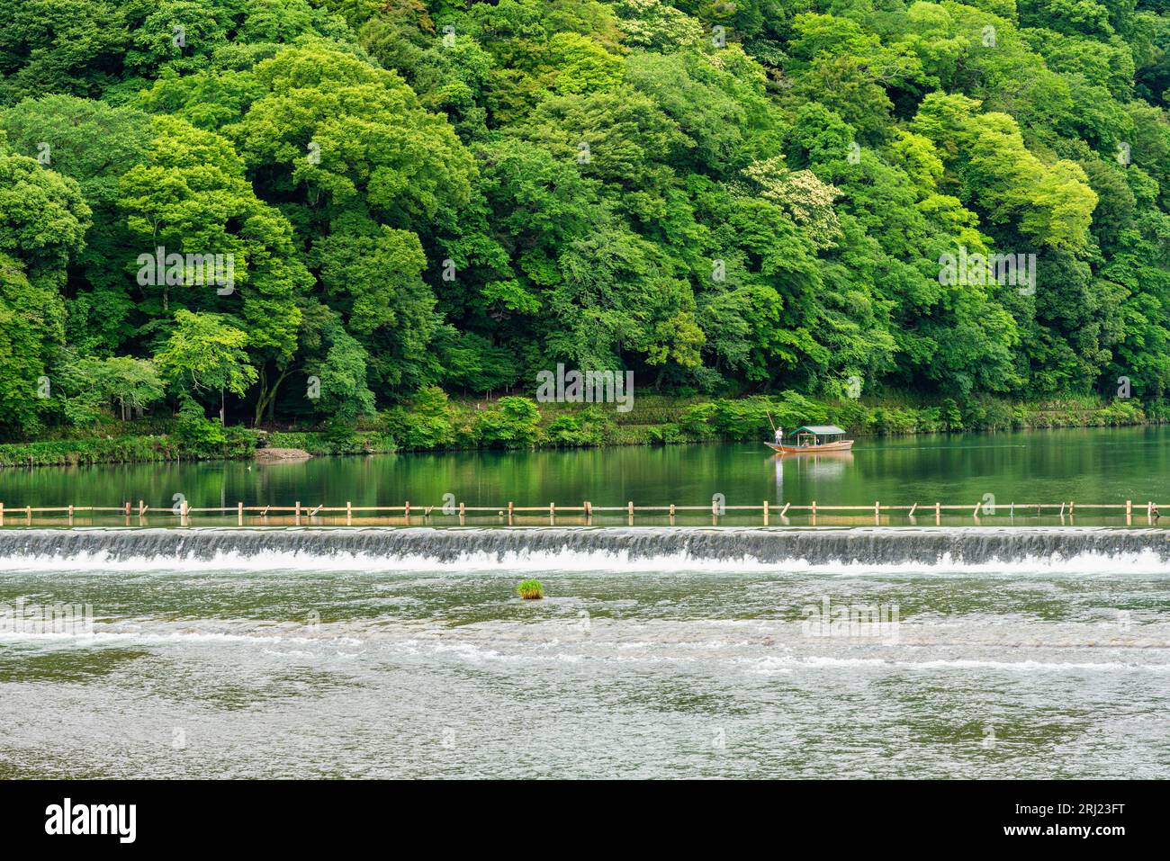 Splendida vista dal ponte Togetsukyo a Kyoto, Giappone. Foto Stock