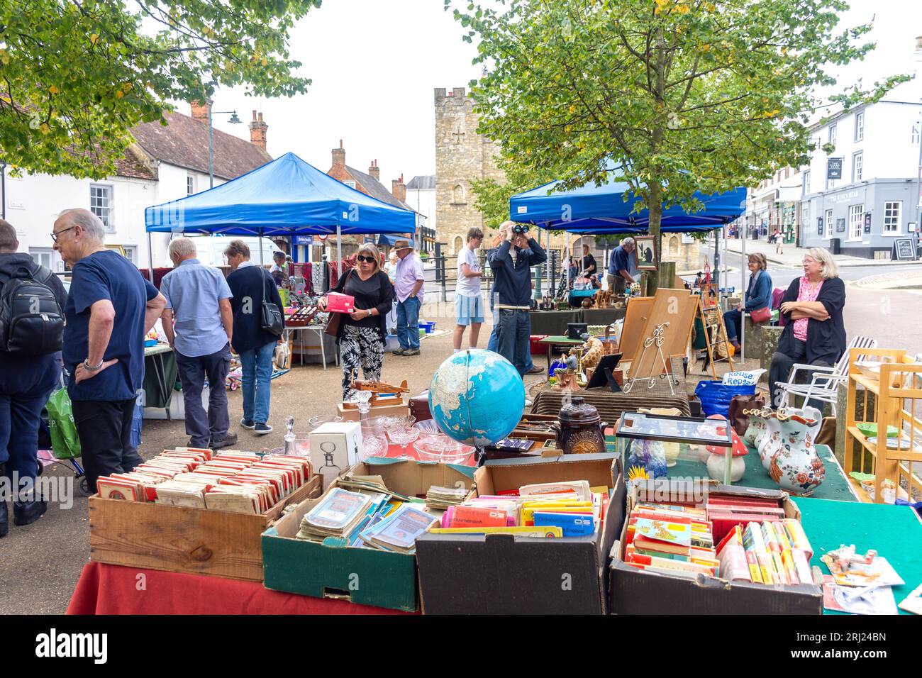 Bancarelle da collezione a Buckingham Street Market, Market Hill, Buckingham, Buckinghamshire, Inghilterra, Regno Unito Foto Stock