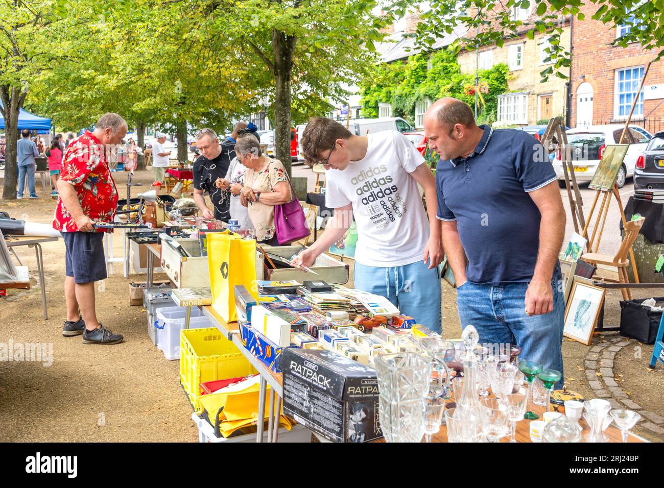 Bancarelle da collezione a Buckingham Street Market, Market Hill, Buckingham, Buckinghamshire, Inghilterra, Regno Unito Foto Stock