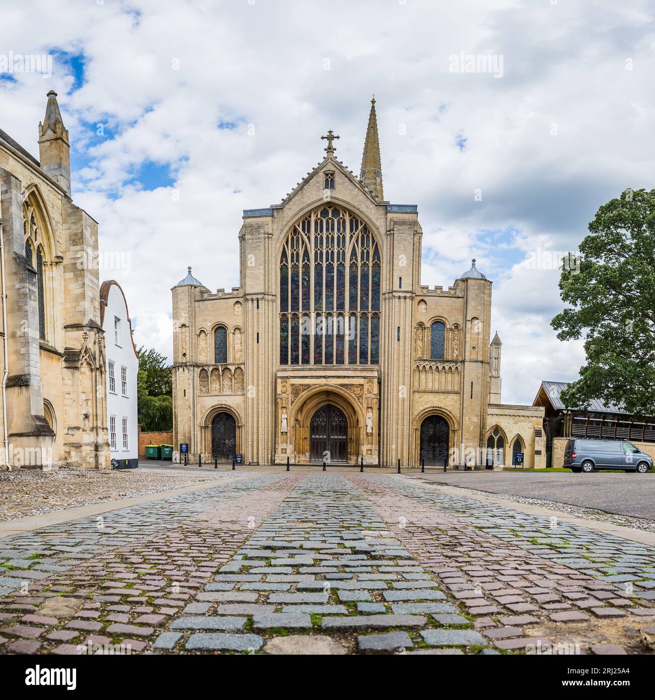 La Cattedrale della Santissima e Undivided Trinity o la Cattedrale di Norwich come la sua nota si erge orgogliosa nell'agosto 2023. Foto Stock