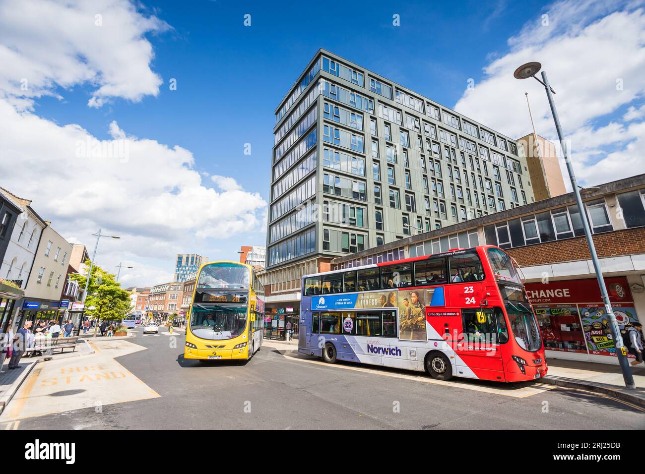 Autobus a due piani visti lungo St Stephens Street nel cuore del centro di Norwich nell'agosto 2023. Foto Stock
