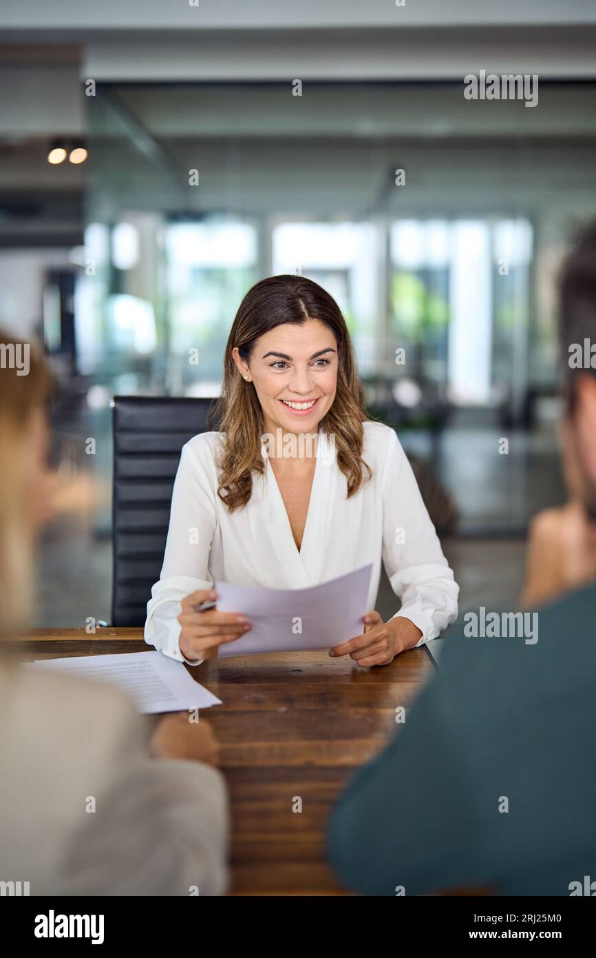 Una donna d'affari felice, un manager di banca, un cliente che si occupa di consulenza durante una riunione Verticale Foto Stock