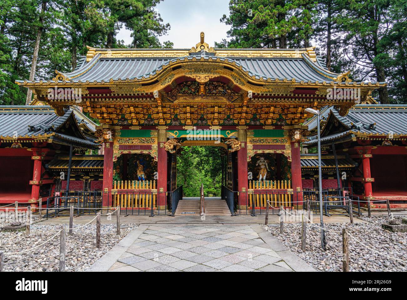 La meravigliosa porta Yashamon del tempio Taiyu-in a Nikko. Prefettura di Tochigi, Giappone. Foto Stock