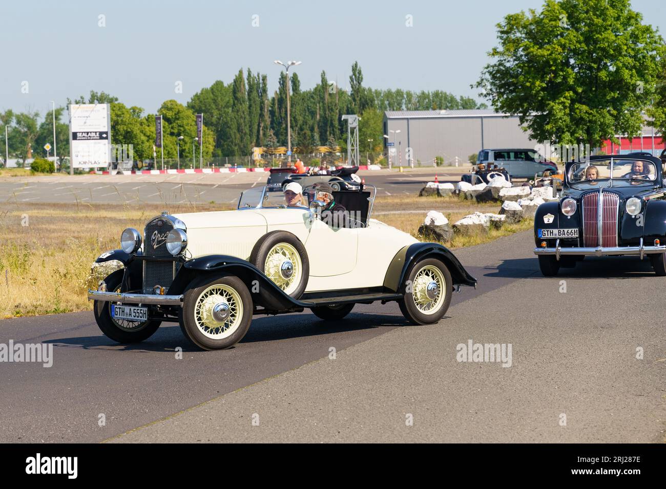 Waltershausen, Germania - 10 giugno 2023: A 1933 Opel Moonlight Roadster percorre una strada cittadina. Foto Stock