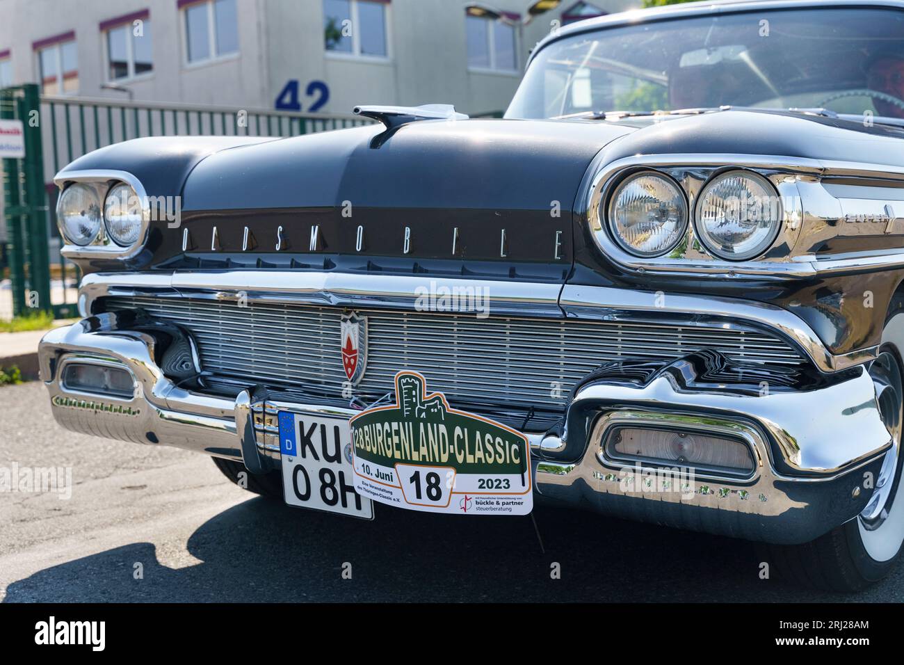 Waltershausen, Germania - 10 giugno 2023: Una Oldsmobile Rocket Super 88 americana d'epoca è parcheggiata di fronte a un classico del Burgenland. Vista frontale della testa Foto Stock