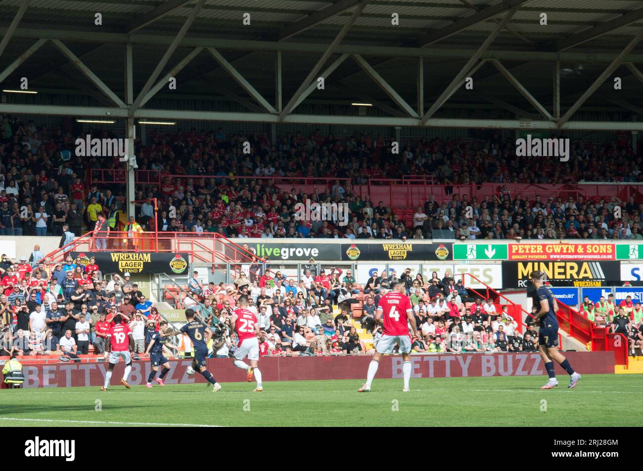 Wrexham AFC contro Swindon Town giocata a Wrexham 90 min di azione terminando 5 pareggi totali (Terry Scott / SPP) Foto Stock