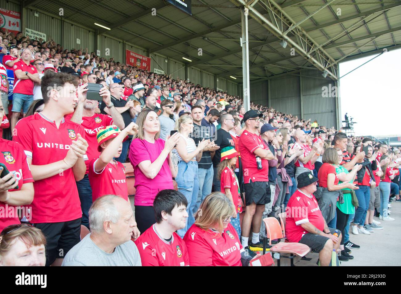 Wrexham AFC contro Swindon Town giocata a Wrexham 90 min di azione terminando 5 pareggi totali (Terry Scott / SPP) Foto Stock