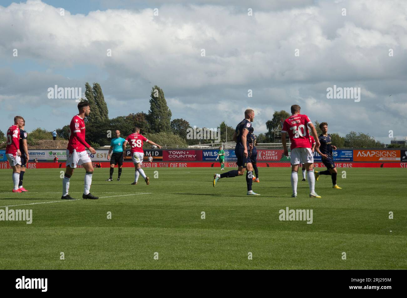 Wrexham AFC contro Swindon Town giocata a Wrexham 90 min di azione concludendo 5 all pareggio (Terry Scott/SPP) credito: SPP Sport Press Photo. /Alamy Live News Foto Stock