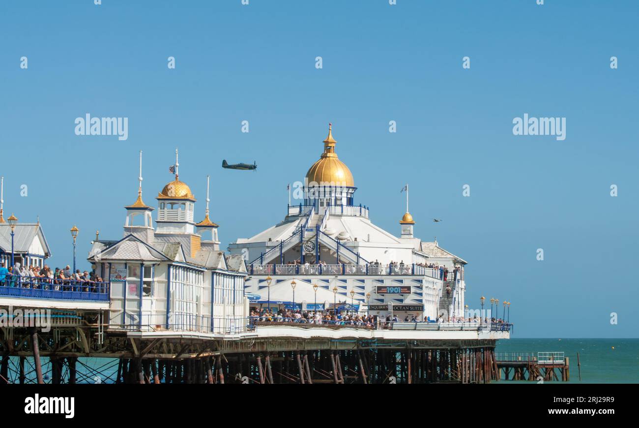 Un aereo da caccia Hawker Fury Mk II del 1953 vola sopra il molo di Eastbourne durante l'annuale Eastbourne Airbourne, un airshow internazionale. Lo spettacolo dura quattro anni Foto Stock